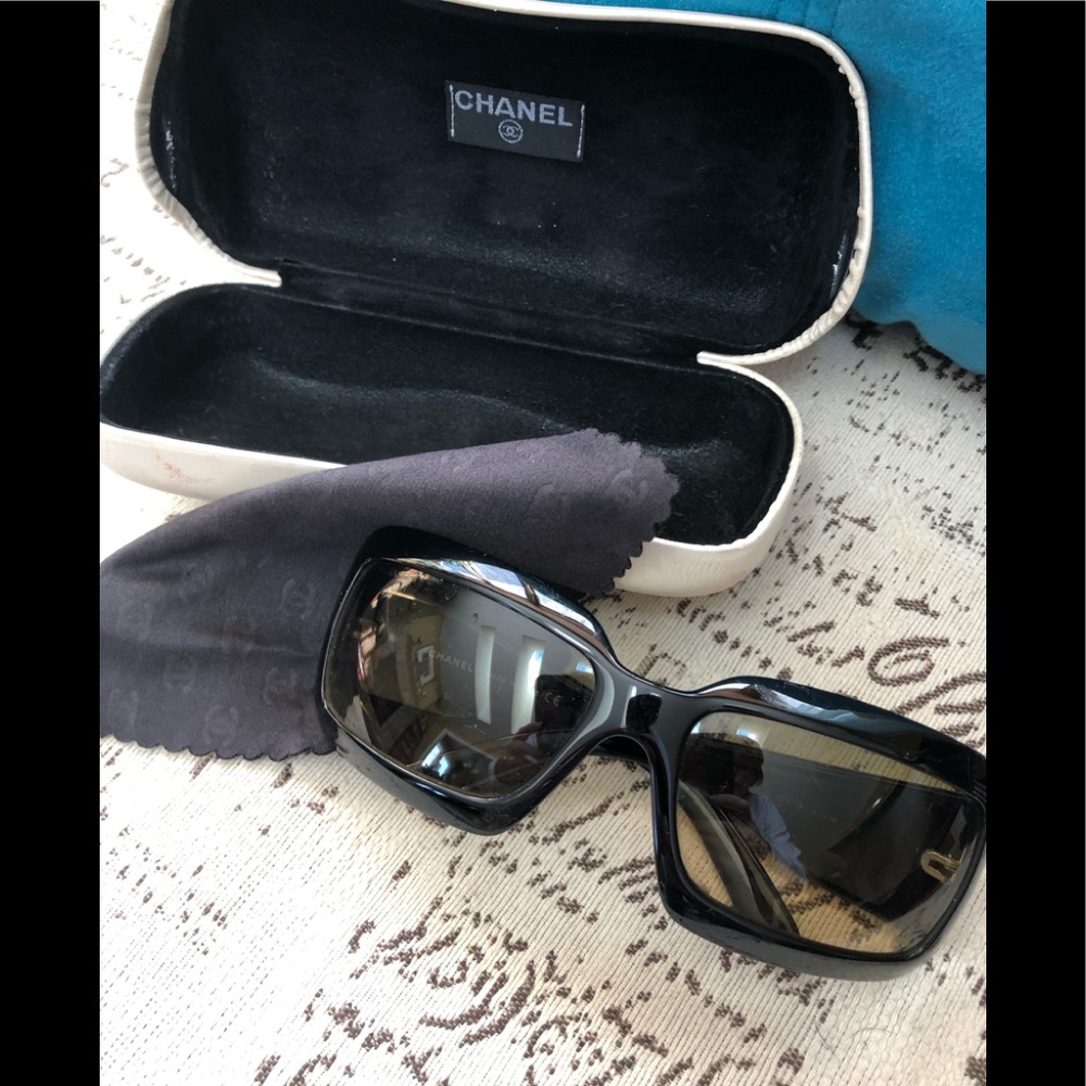 🎈SOLD🎈Chanel black logo sunglasses